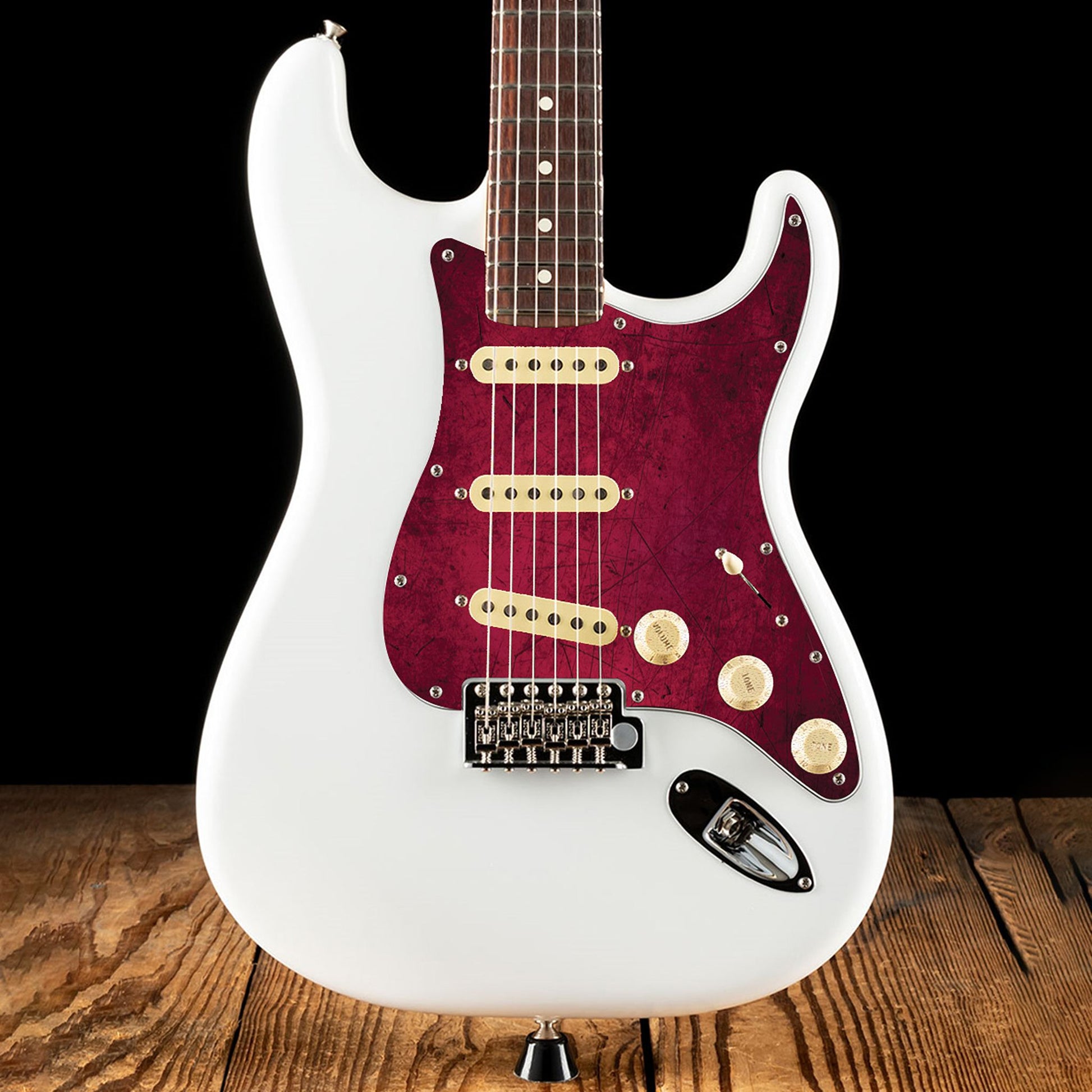 Egyedi Fender Stratocaster gitár koptató élénk bordó árnyalatokkal, karcos felületi mintázattal és karakteres vintage megjelenéssel