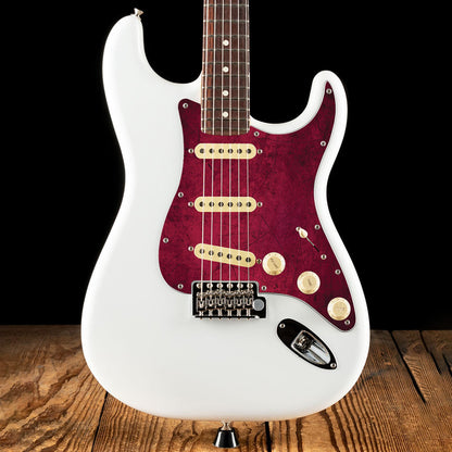 Egyedi Fender Stratocaster gitár koptató élénk bordó árnyalatokkal, karcos felületi mintázattal és karakteres vintage megjelenéssel