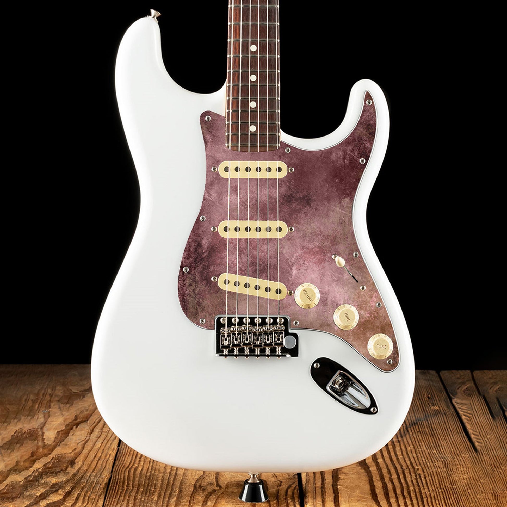 Egyedi Fender Stratocaster gitár koptató mélybordó tónusokkal, oxidált foltokkal és vintage hatású textúrával