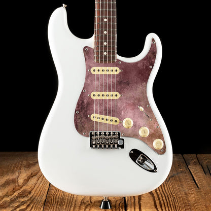 Egyedi Fender Stratocaster gitár koptató mélybordó tónusokkal, oxidált foltokkal és vintage hatású textúrával