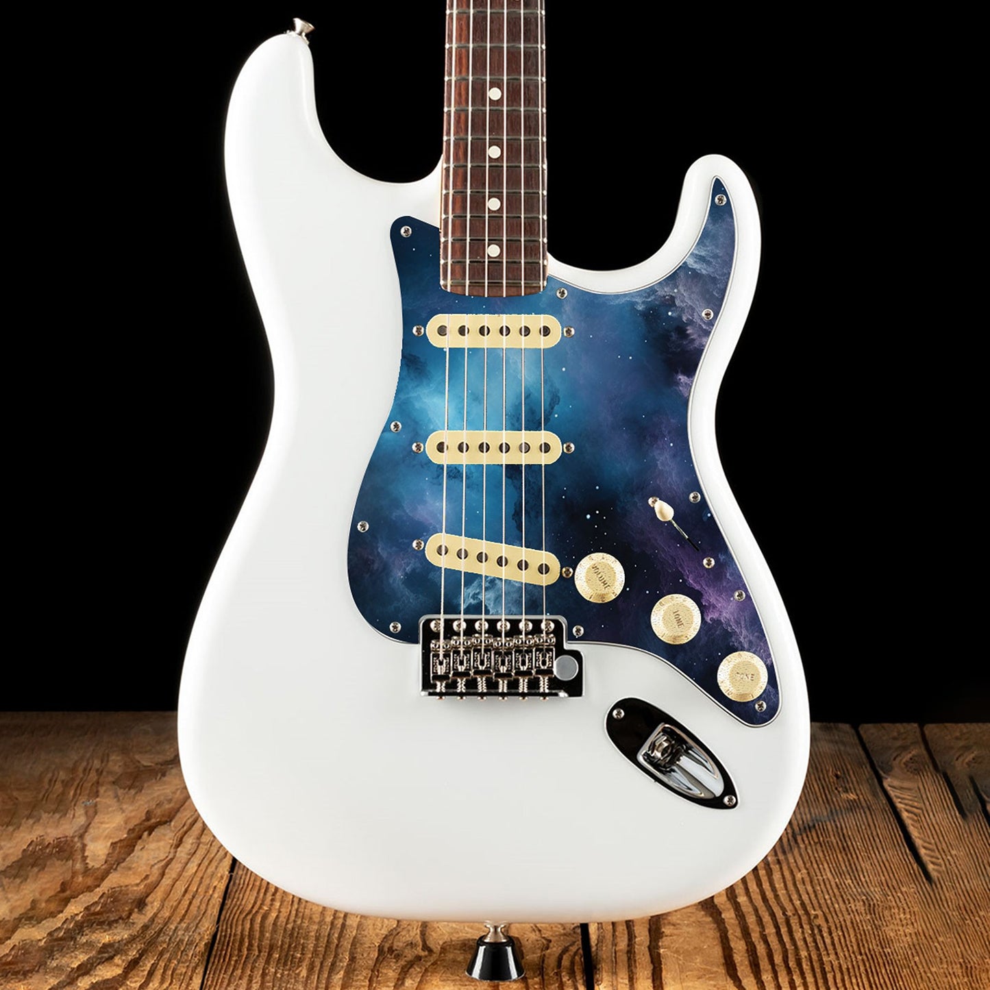 Egyedi Fender Stratocaster gitár koptató kozmikus mintázattal, kékes-lilás árnyalatokkal és csillagokkal díszített galaxis hatással