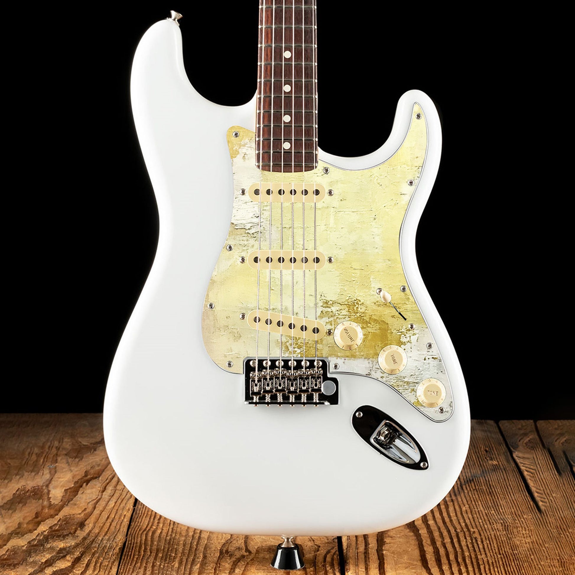 Egyedi Fender Stratocaster gitár koptató sárgás-fehér tónusokkal, vintage hatású mintázattal és karakteres felülettel