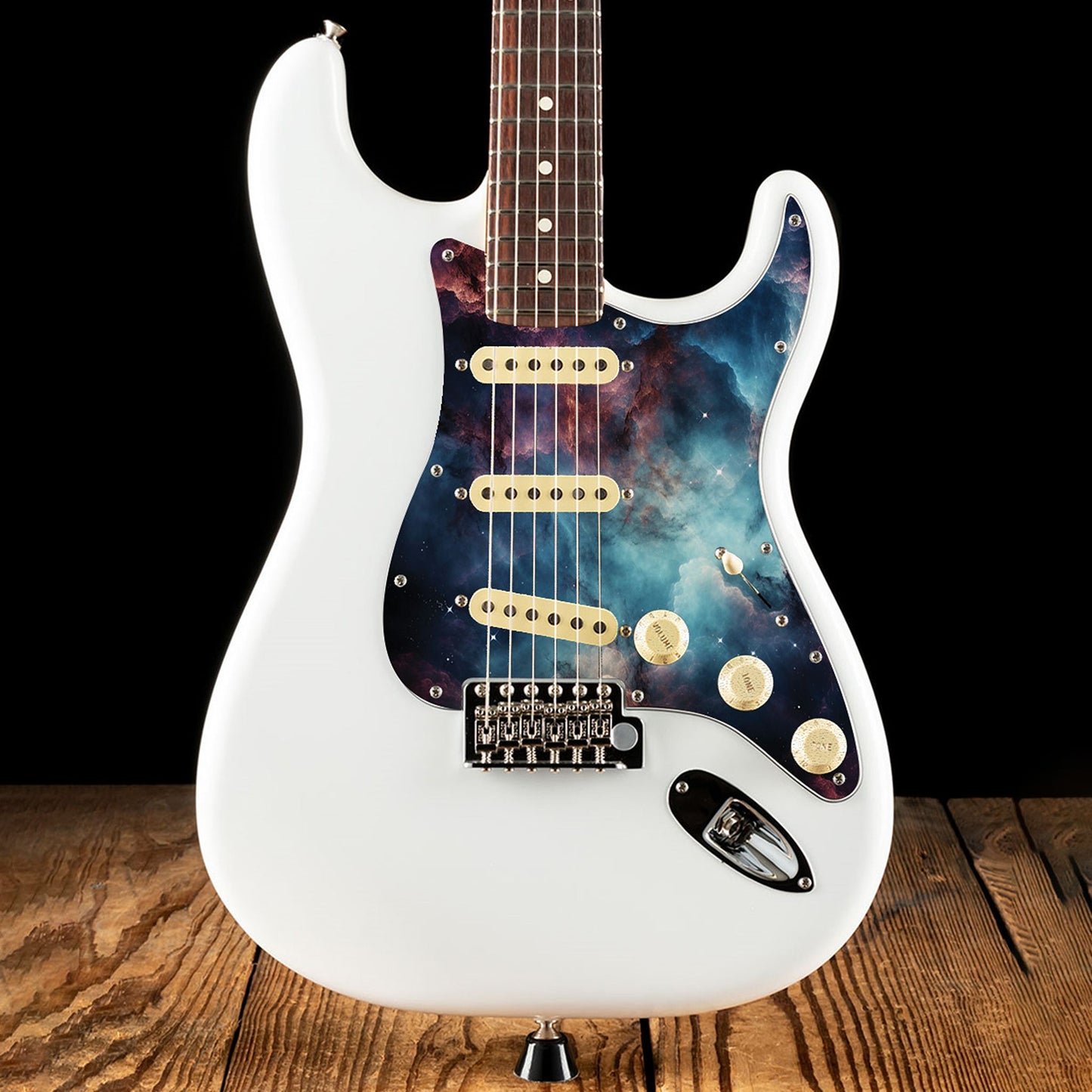 Egyedi Fender Stratocaster gitárkoptató kék és bordó galaxis mintázattal, kavargó ködfelhőkkel és finoman szórt csillagokkal