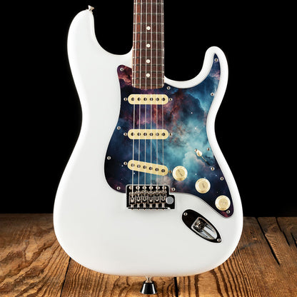 Egyedi Fender Stratocaster gitárkoptató kék és bordó galaxis mintázattal, kavargó ködfelhőkkel és finoman szórt csillagokkal