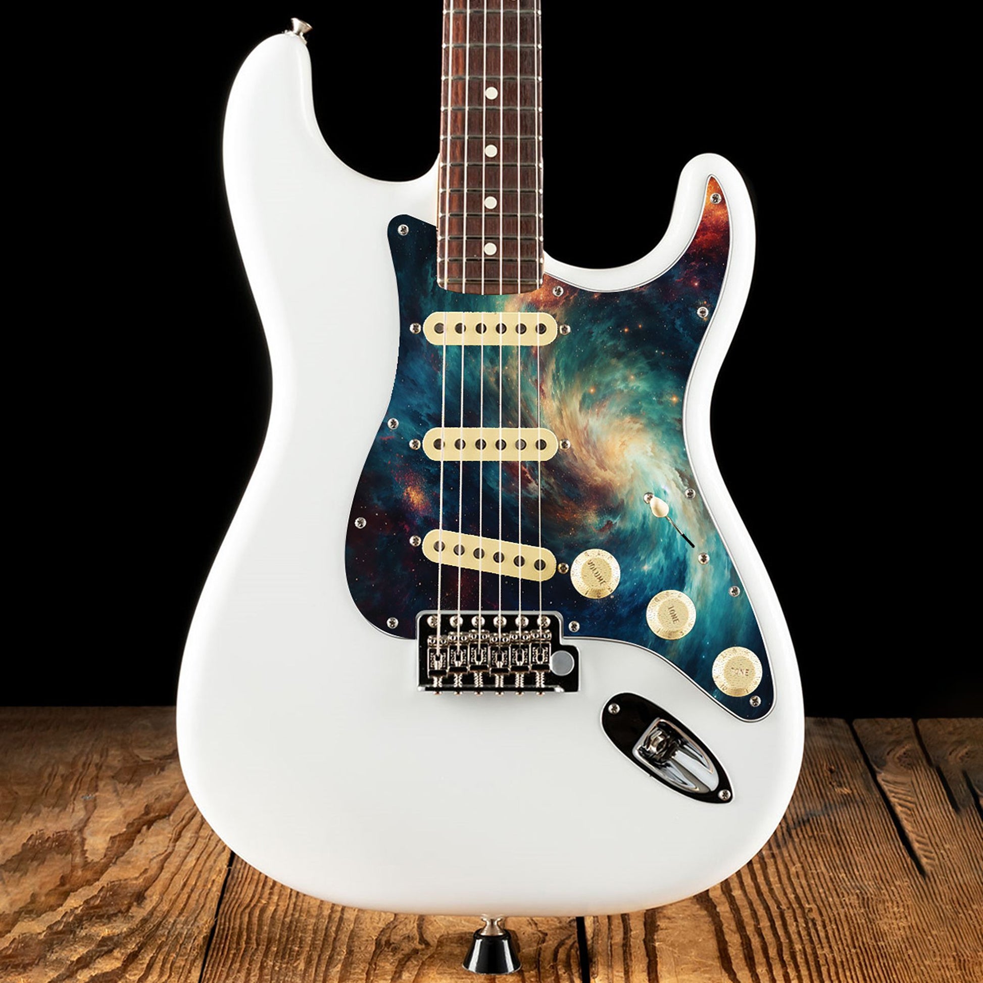 Egyedi Fender Stratocaster gitár koptató örvénylő galaxis mintázattal, mélykék és arany árnyalatokkal, valamint szórtan ragyogó csillagokkal