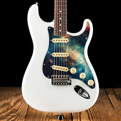 Egyedi Fender Stratocaster gitár koptató örvénylő galaxis mintázattal, mélykék és arany árnyalatokkal, valamint szórtan ragyogó csillagokkal
