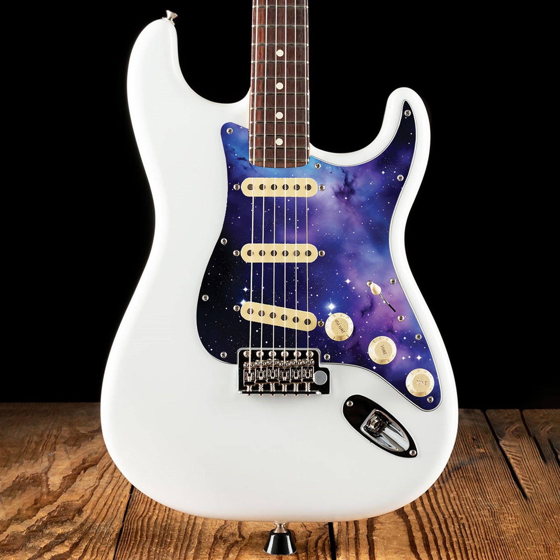 Egyedi Fender Stratocaster gitár koptató lila-kék galaxis mintázattal, ragyogó csillagokkal és ködös űrhatással a kozmikus megjelenésért