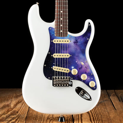 Egyedi Fender Stratocaster gitár koptató lila-kék galaxis mintázattal, ragyogó csillagokkal és ködös űrhatással a kozmikus megjelenésért