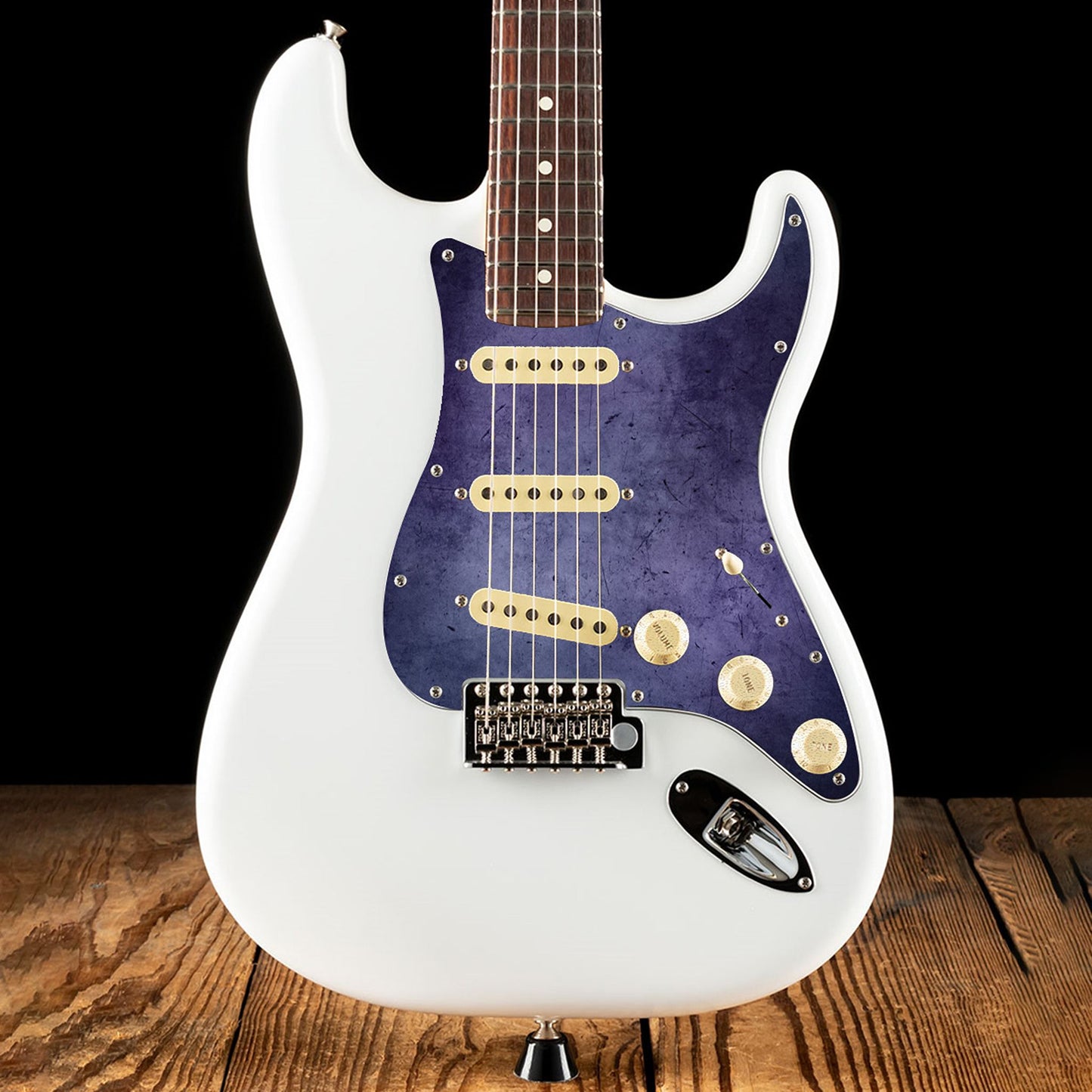 Egyedi Fender Stratocaster gitár koptató mélylila árnyalatokkal, finoman karcos felülettel és visszafogott vintage stílussal