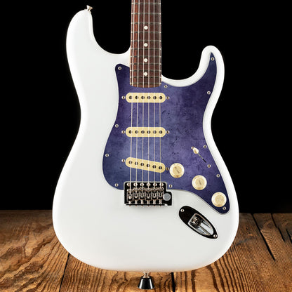 Egyedi Fender Stratocaster gitár koptató mélylila árnyalatokkal, finoman karcos felülettel és visszafogott vintage stílussal