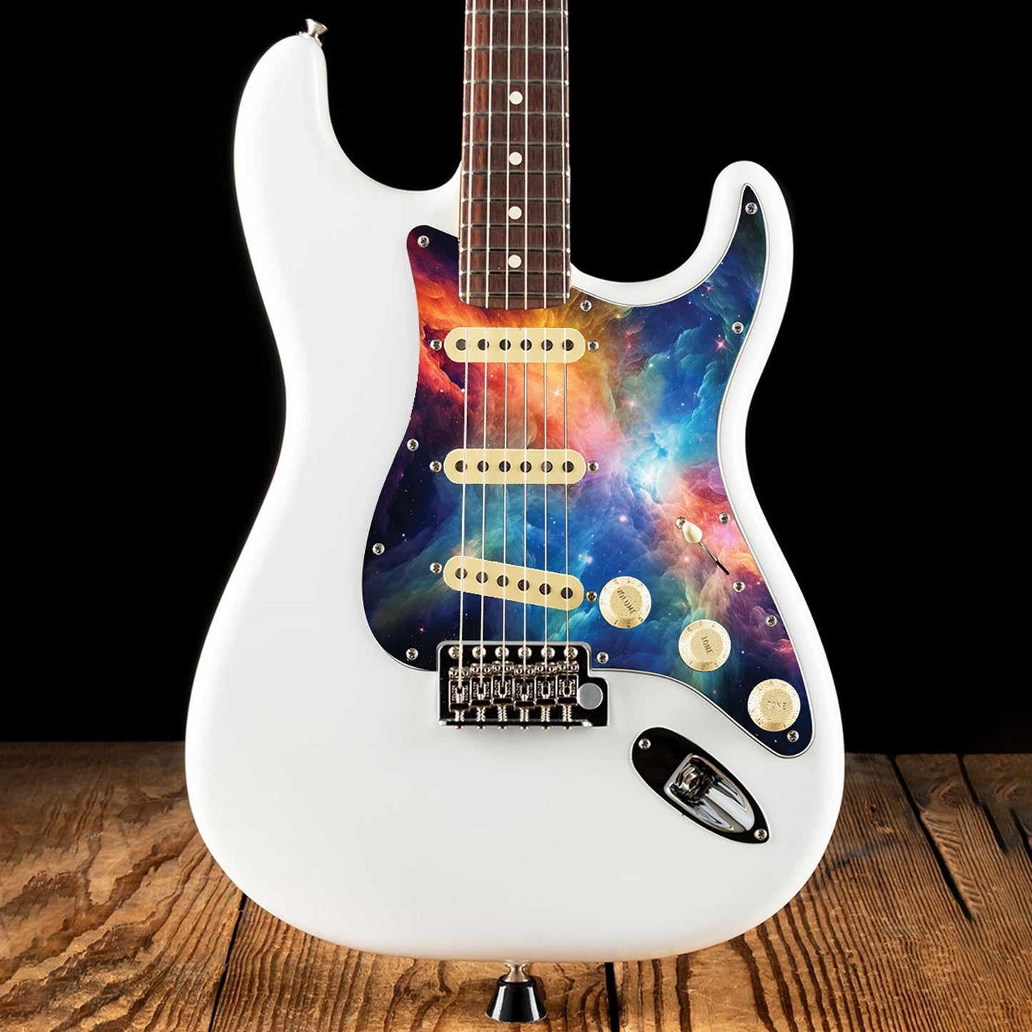 Egyedi Fender Stratocaster gitárkoptató színes galaxis mintázattal, élénk narancs, kék és lila ködfelhőkkel és ragyogó csillagokkal