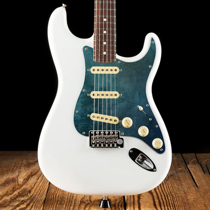 Egyedi Fender Stratocaster gitár koptató, sötétkék tónusokkal, vintage patinás felülettel és karakteres megjelenéssel