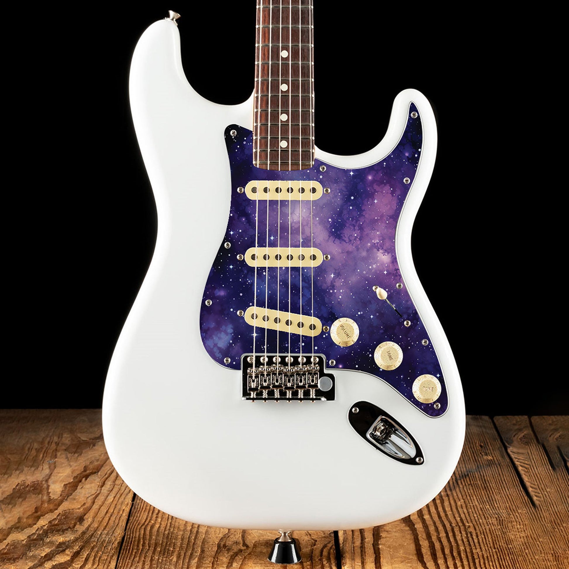 Egyedi Fender Stratocaster pickguard lila galaxis mintázattal, ragyogó csillagokkal és ködös űrhatással a kozmikus megjelenésért