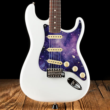Egyedi Fender Stratocaster pickguard lila galaxis mintázattal, ragyogó csillagokkal és ködös űrhatással a kozmikus megjelenésért