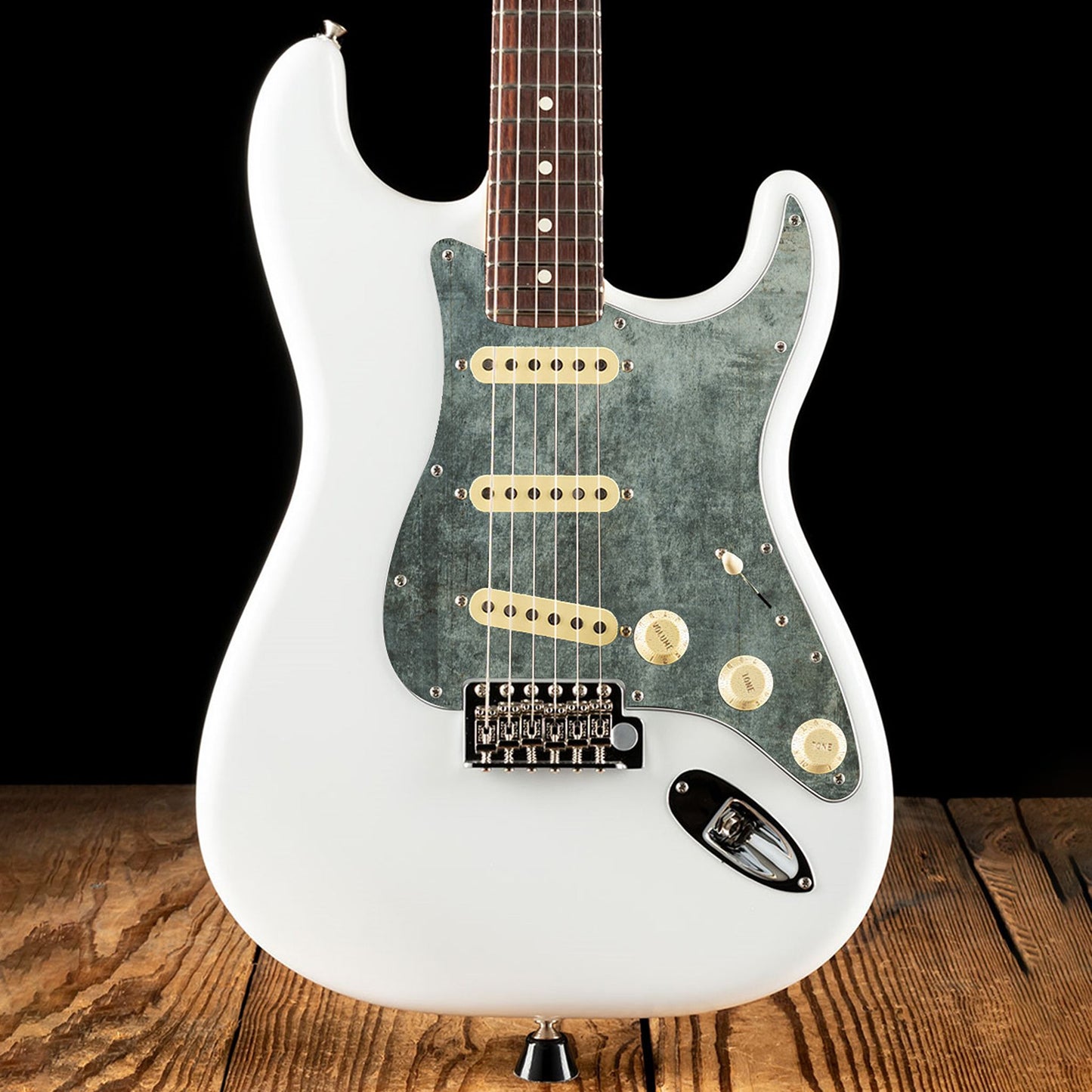 Egyedi Fender Stratocaster gitár koptató matt zöld tónusokkal, finom kopásokkal és vintage hatású mintázattal