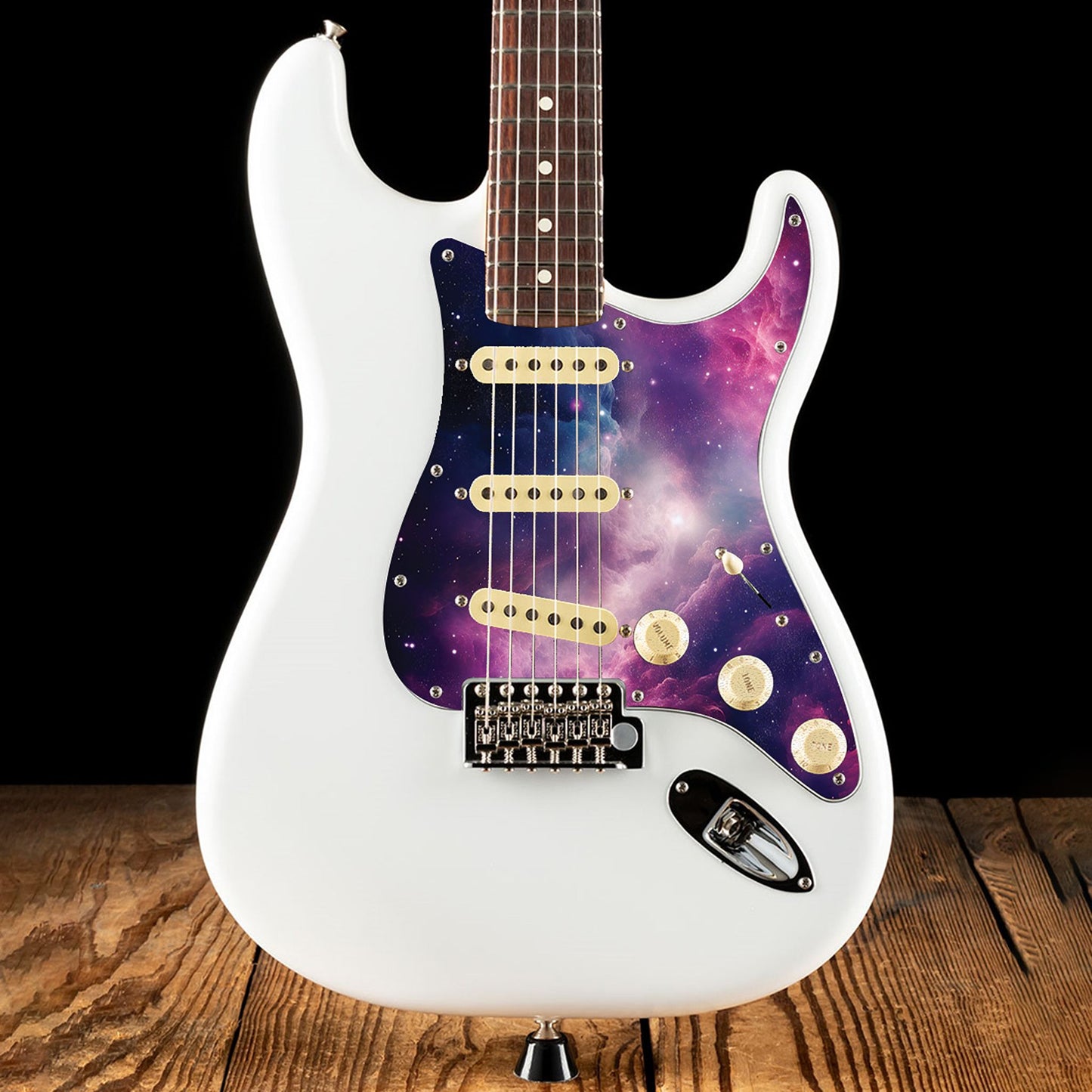 Egyedi Fender Stratocaster gitár koptató látványos galaxis mintázattal, rózsaszínes-lilás ködfelhőkkel és csillagokkal díszített űrhatással