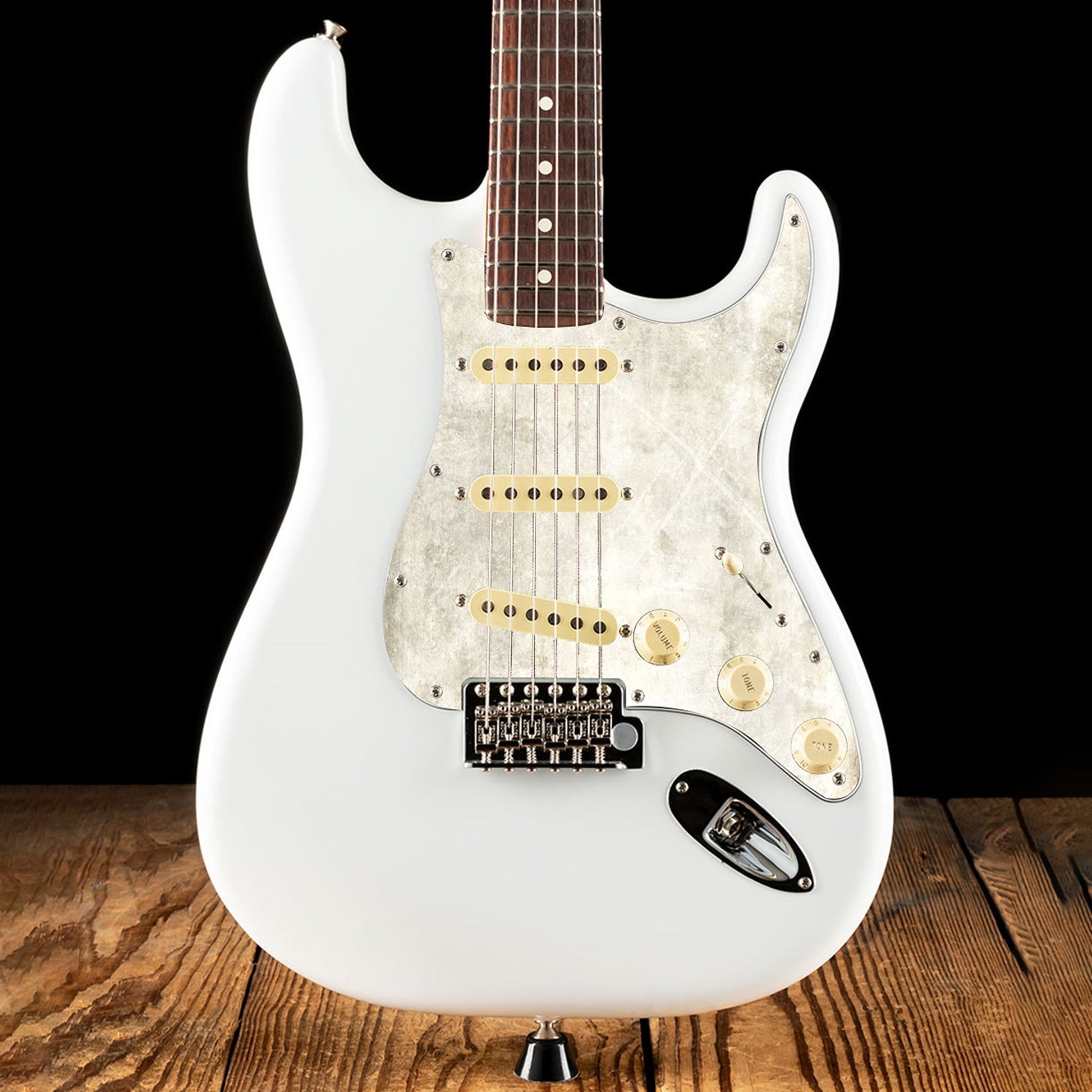 Egyedi Fender Stratocaster gitár koptató halvány krémszínű tónusokkal, enyhe kopásokkal és természetes textúrával