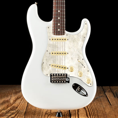 Egyedi Fender Stratocaster gitár koptató halvány krémszínű tónusokkal, enyhe kopásokkal és természetes textúrával