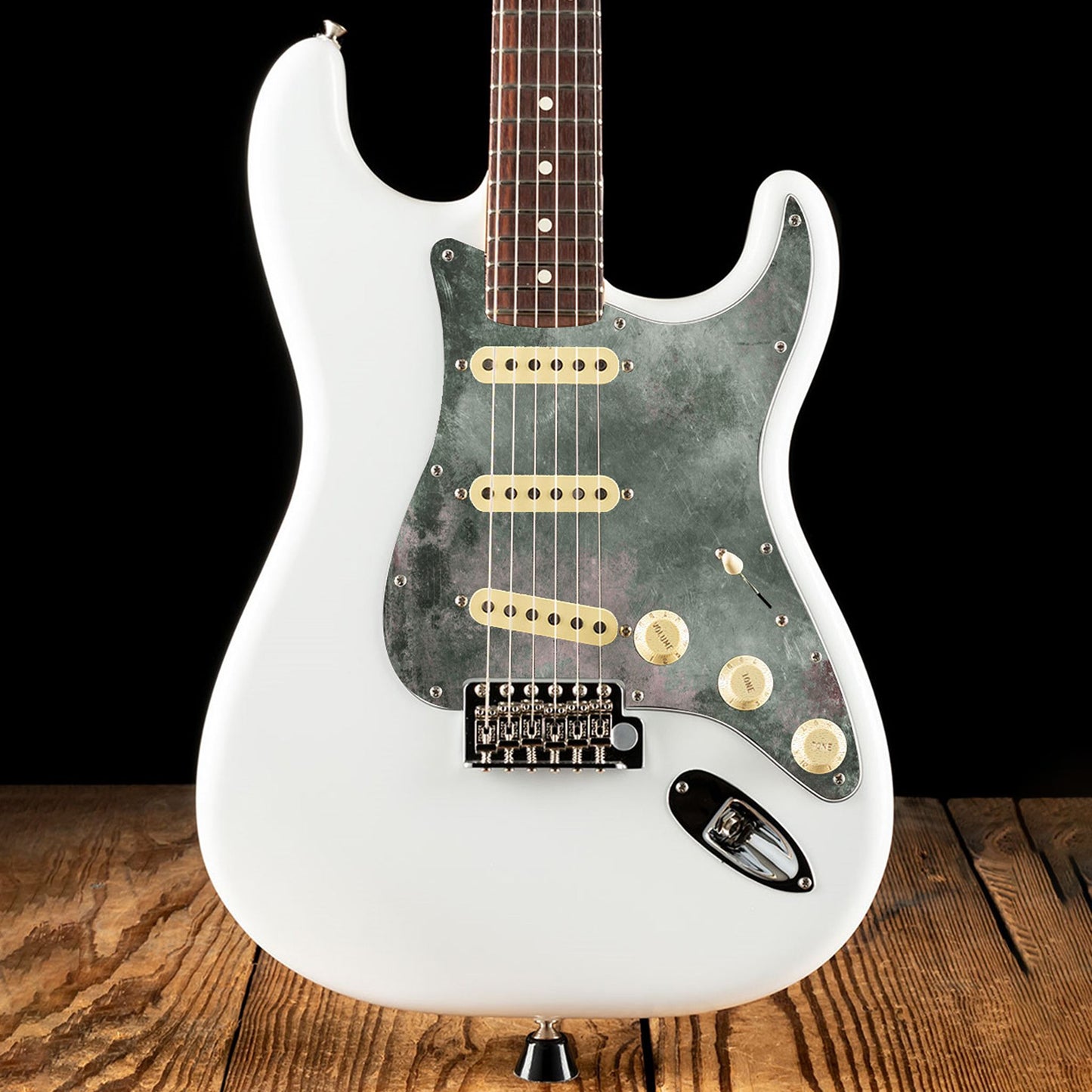 Egyedi Fender Stratocaster gitár koptató oxidált zöld tónusokkal, finom karcolásokkal és rusztikus megjelenéssel