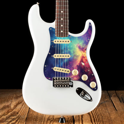 Egyedi Fender Stratocaster gitár koptató vibráló galaxis mintázattal, élénk rózsaszín, narancs és kék ködfelhőkkel és csillagokkal