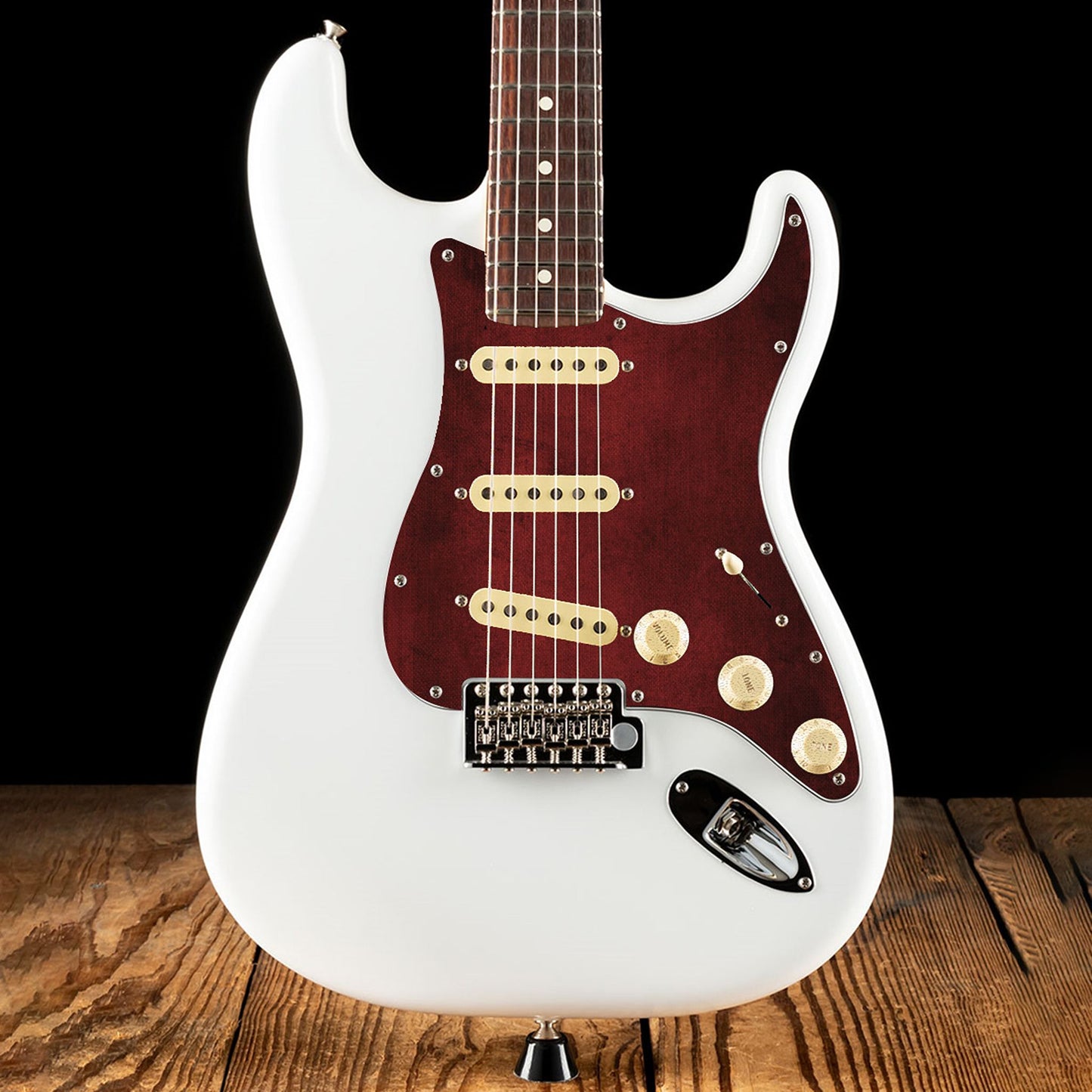 Egyedi Fender Stratocaster gitár koptató mélybordó vászonhatású textúrával, finom árnyalatváltásokkal és letisztult vintage stílussal