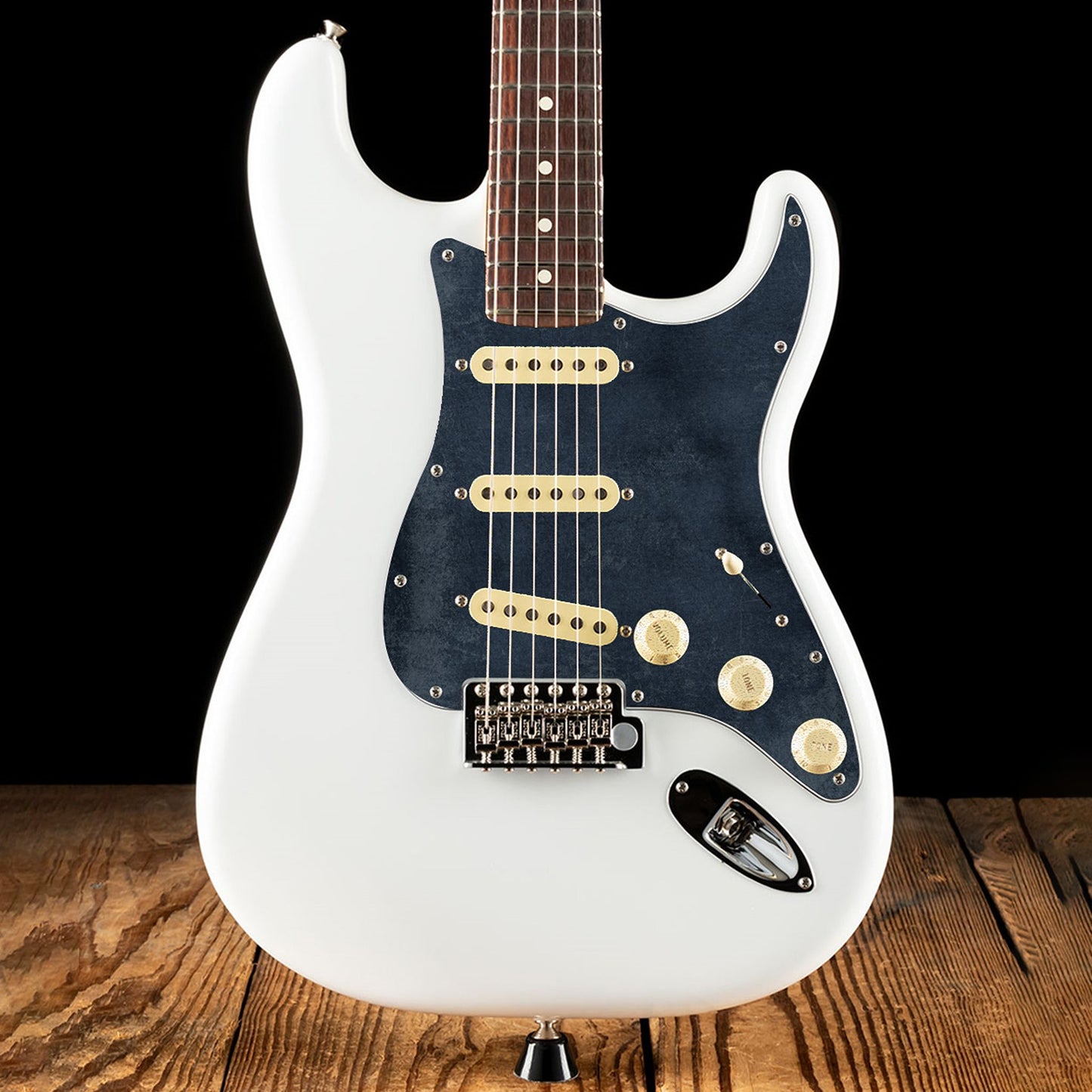 Egyedi Stratocaster gitár koptató fekete, vintage hatású felülettel, amely elegáns és egyedi stílust kölcsönöz