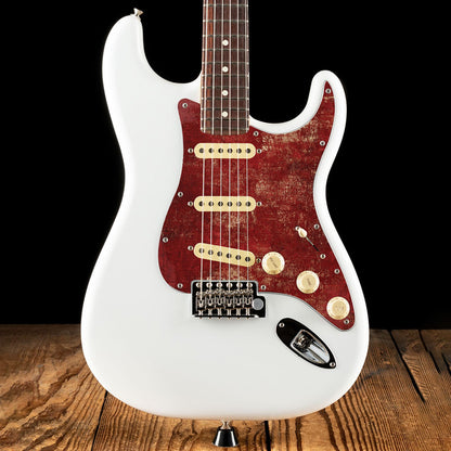 Egyedi Fender Stratocaster gitár koptató mélypiros tónusokkal, vintage hatású felülettel és rusztikus mintázattal