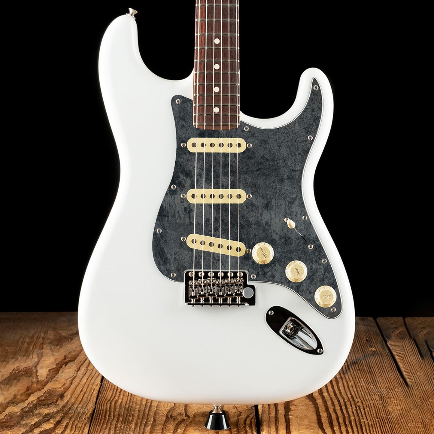 Egyedi Fender Stratocaster gitár koptató grafitszürke tónusokkal, patinás felülettel és finom karcolásokkal