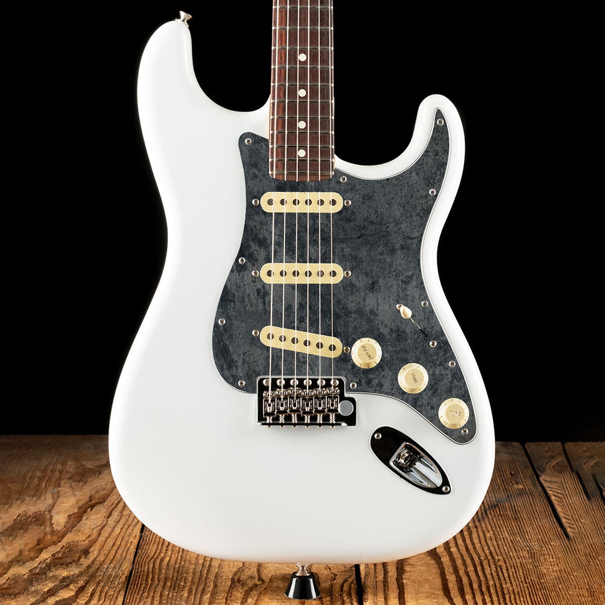 Egyedi Fender Stratocaster gitár koptató grafitszürke tónusokkal, patinás felülettel és finom karcolásokkal