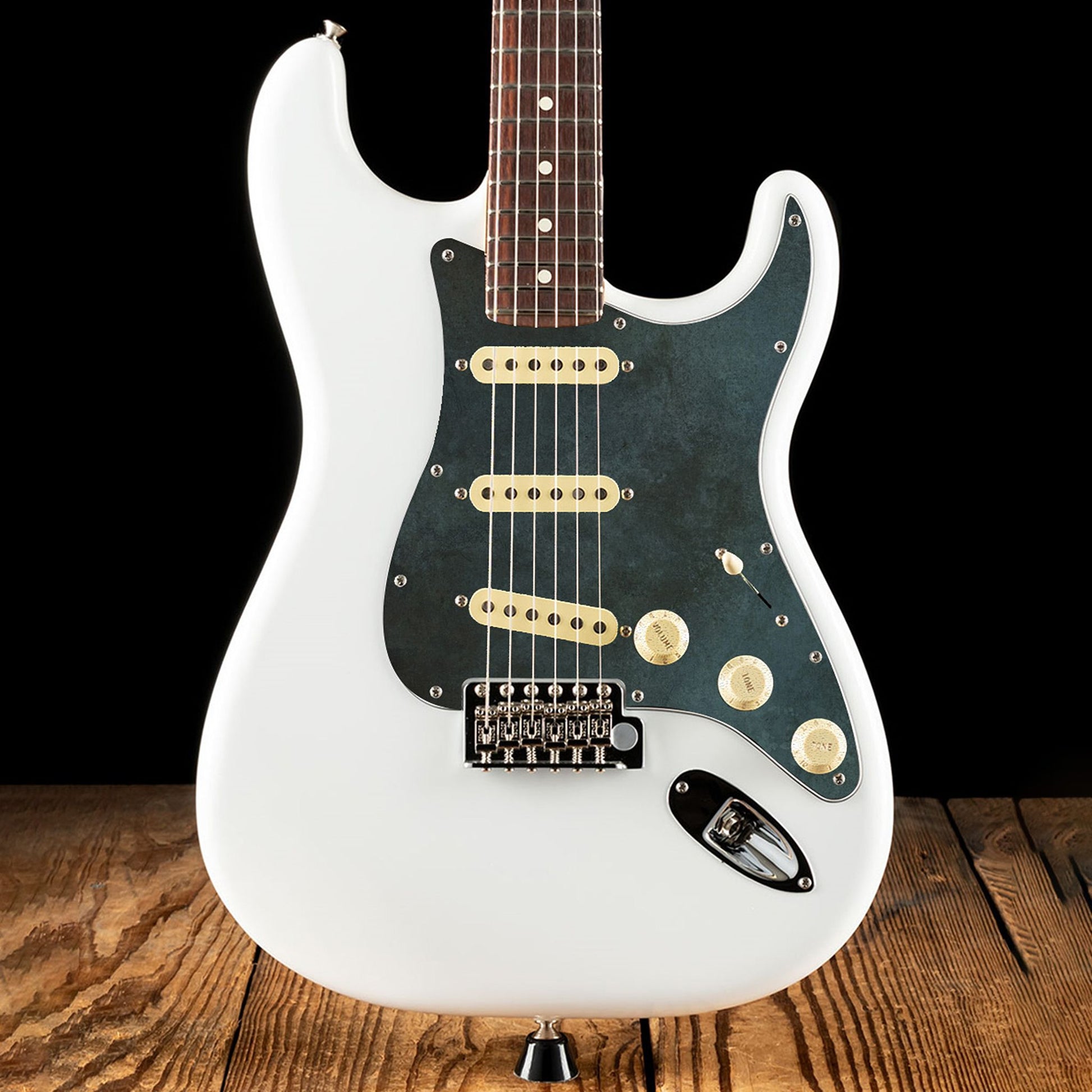 Egyedi Fender Stratocaster gitár koptató, patinás fekete-zöld tónusban, vintage és kopottas megjelenéssel