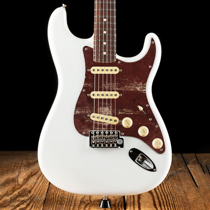 Egyedi Fender Stratocaster gitár koptató sötétvörös alapon fakó részletekkel, rusztikus felülettel és karakteres kopásokkal