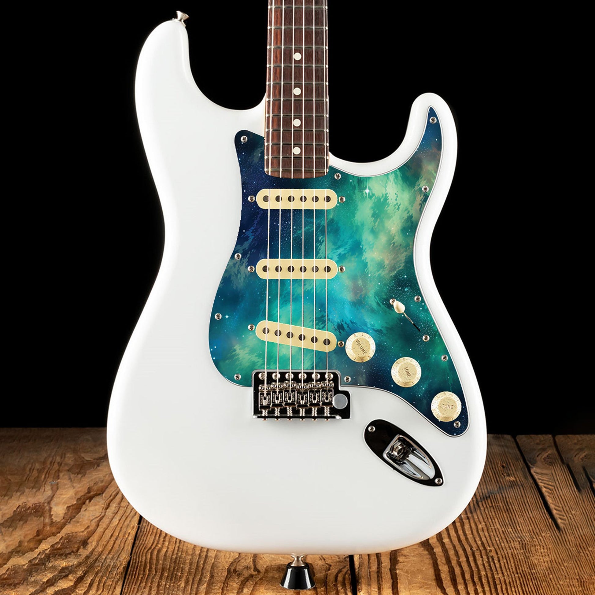 Egyedi Fender Stratocaster gitár koptató élénk zöldes-kék galaxis mintázattal, kavargó ködfelhőkkel és szórtan ragyogó csillagokkal