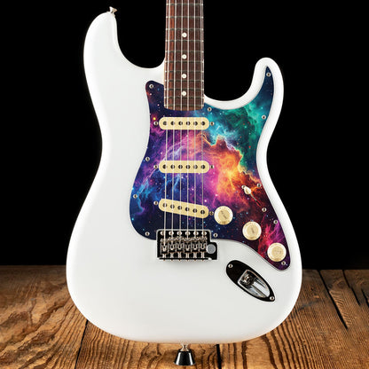 Egyedi Fender Stratocaster gitár koptató élénk galaxis mintázattal, vibráló lila, narancs és kék ködfelhőkkel és ragyogó csillagokkal
