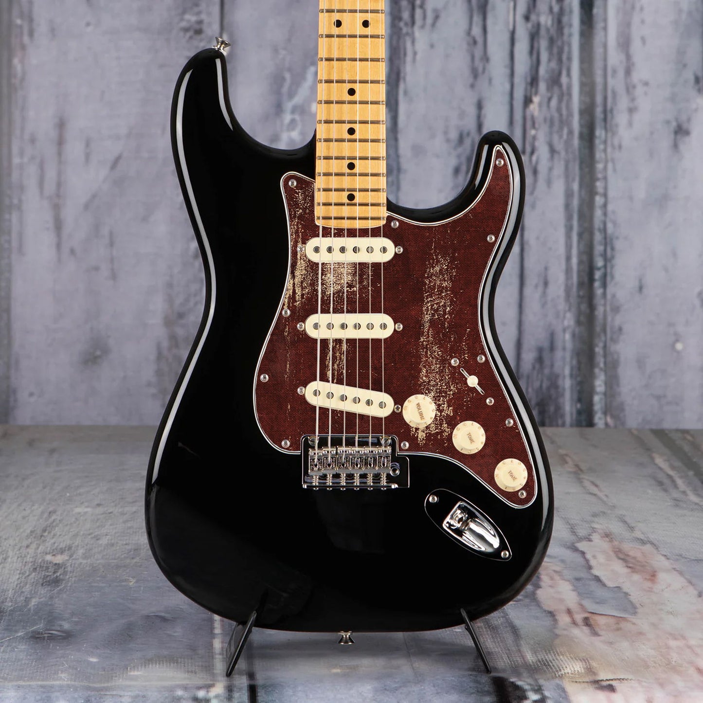 Egyedi Fender Stratocaster gitár koptató sötétvörös alapon fakó részletekkel, rusztikus felülettel és karakteres kopásokkal