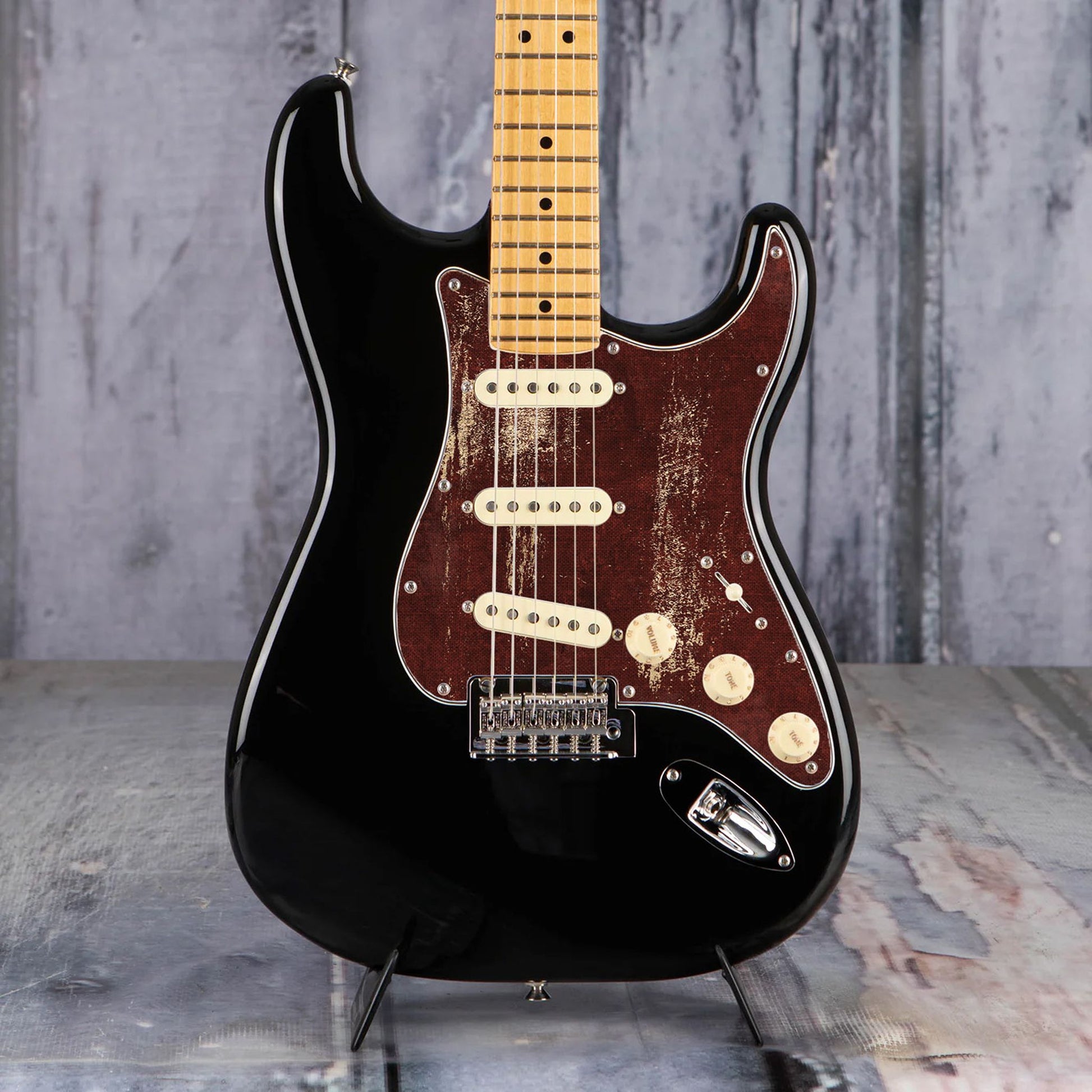 Egyedi Fender Stratocaster gitár koptató sötétvörös alapon fakó részletekkel, rusztikus felülettel és karakteres kopásokkal