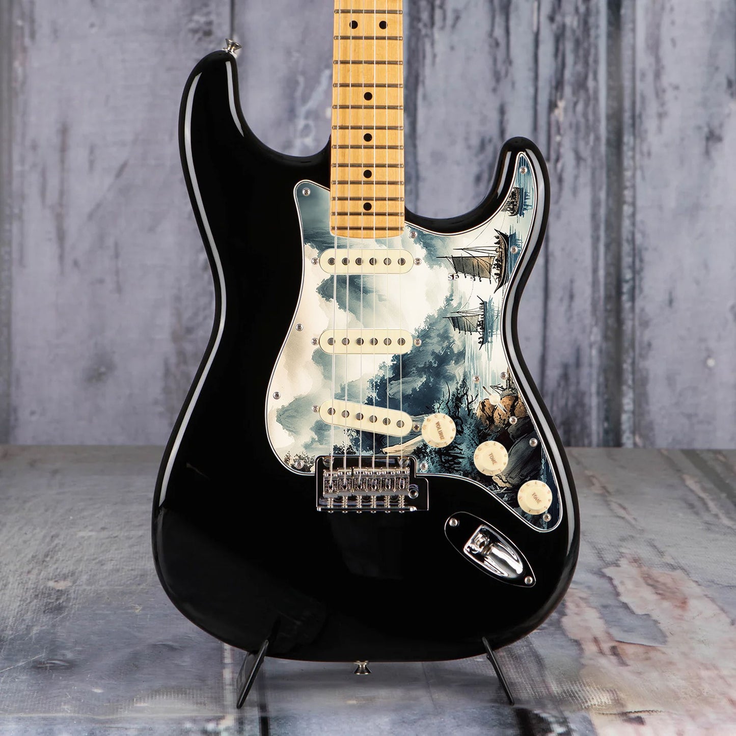 Egyedi Fender Stratocaster gitár koptató festői tájképpel, hegyekkel, fákkal és hagyományos vitorlás hajókkal a nyugodt vízen