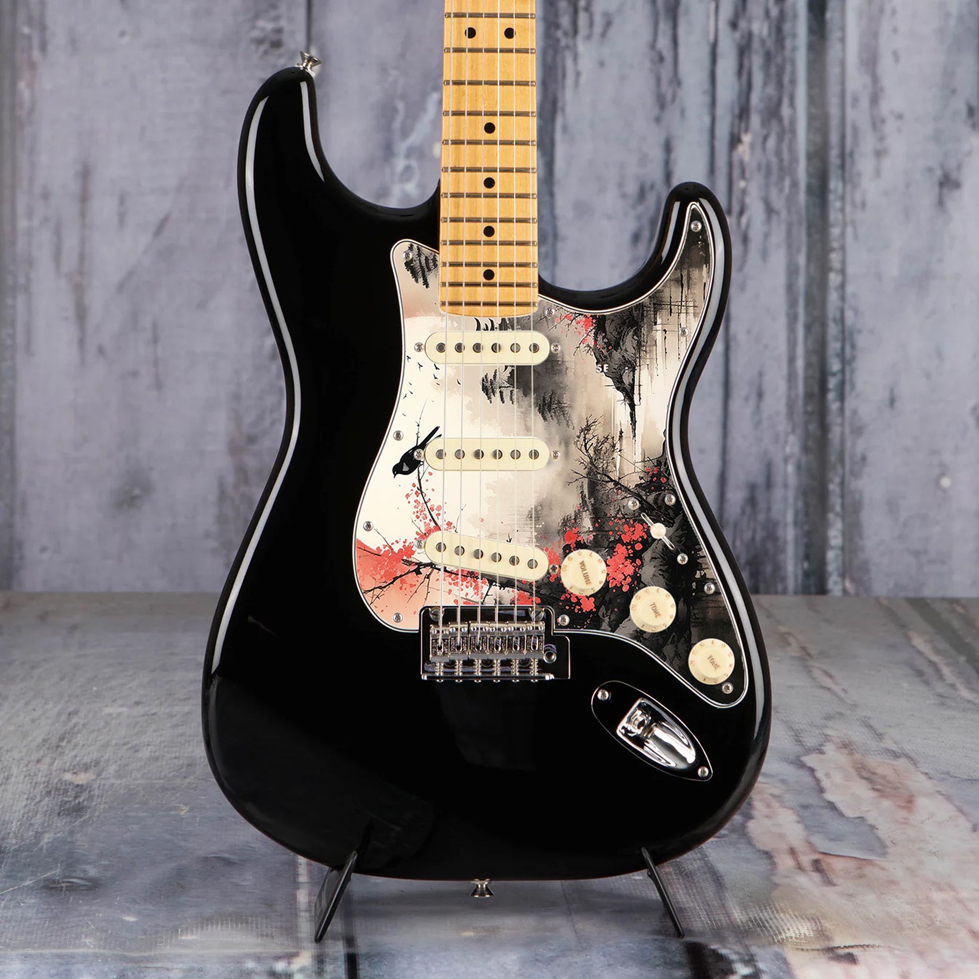 Egyedi Fender Stratocaster gitár koptató vörös virágzó fával, ágon ülő madárral és ködös folyóparti tájképpel a háttérben