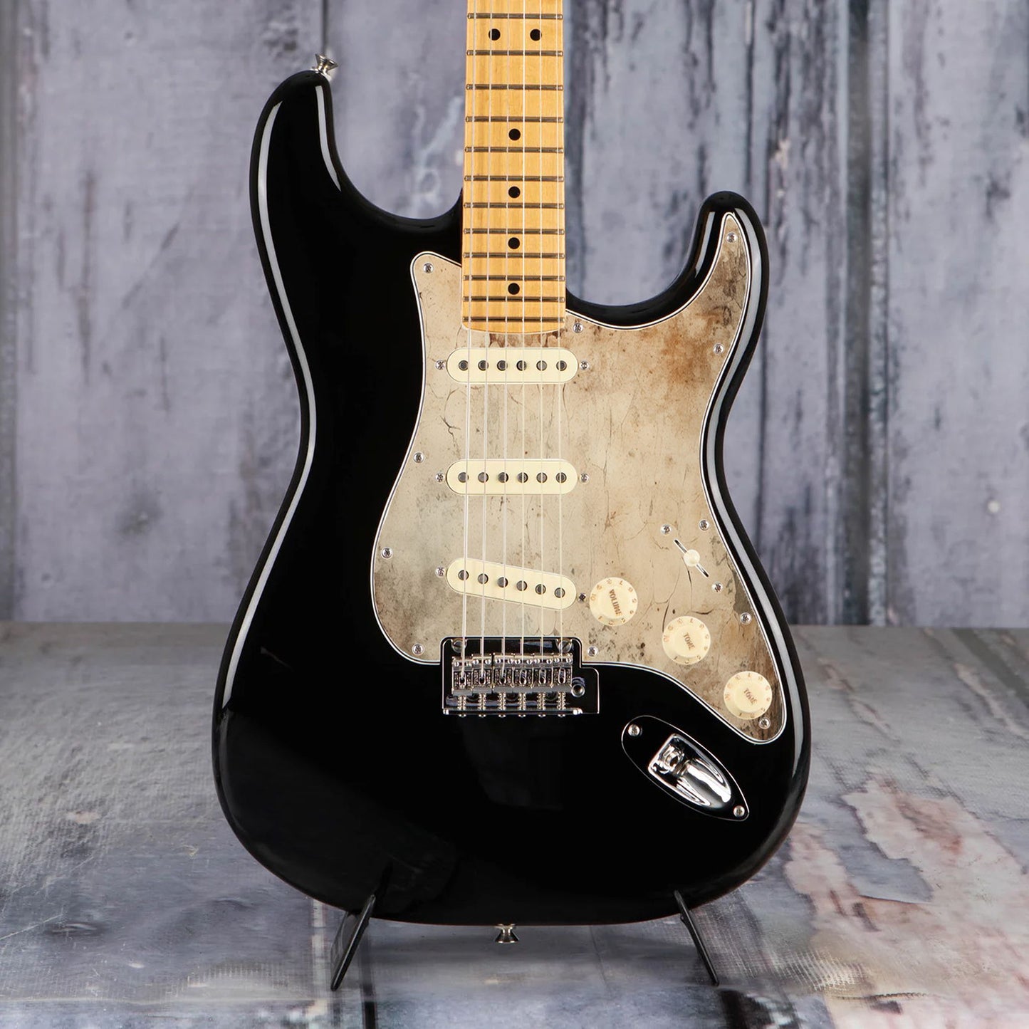 Egyedi Fender Stratocaster gitár koptató repedezett, antikolt felülettel, halvány bézs tónusokkal és sötétebb foltokkal