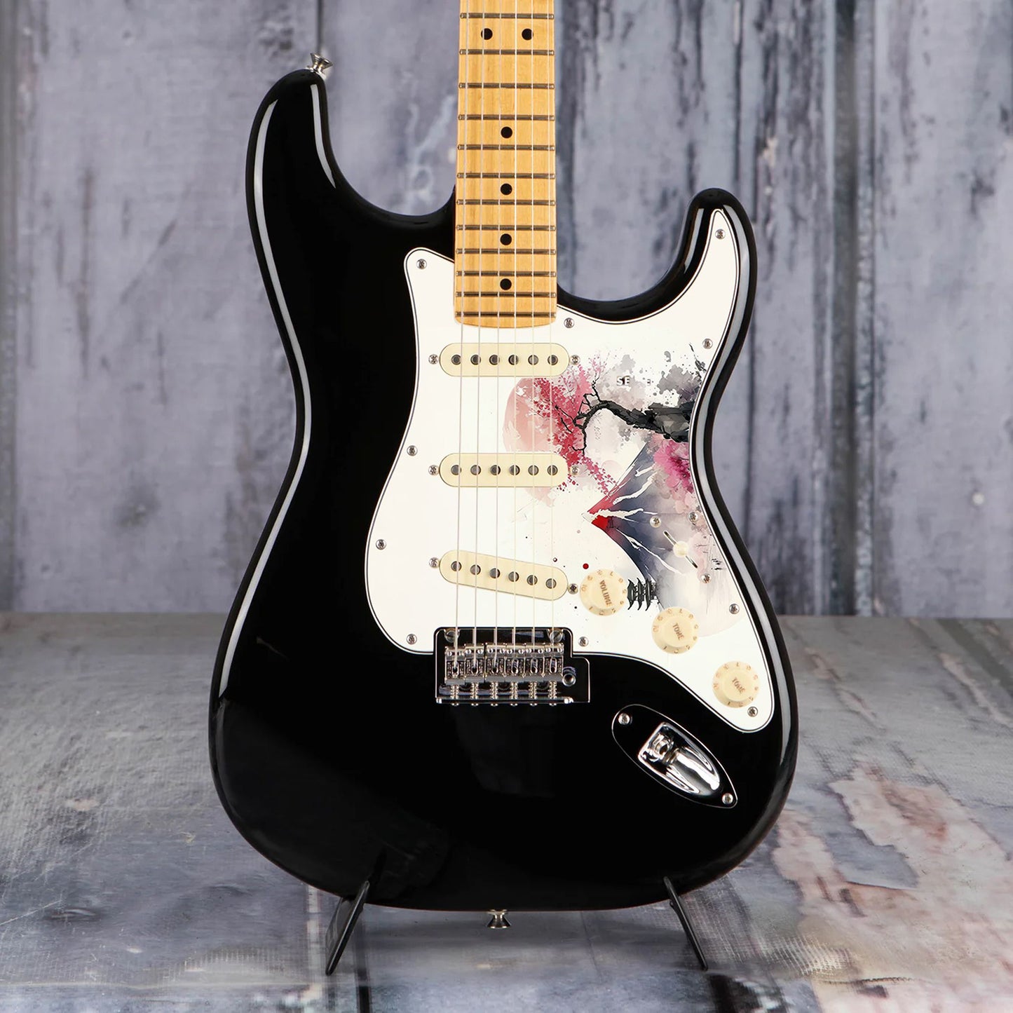 Egyedi Fender Stratocaster gitár koptató hófödte hegycsúccsal, cseresznyevirágzó fákkal és pagodával a ködös tájban