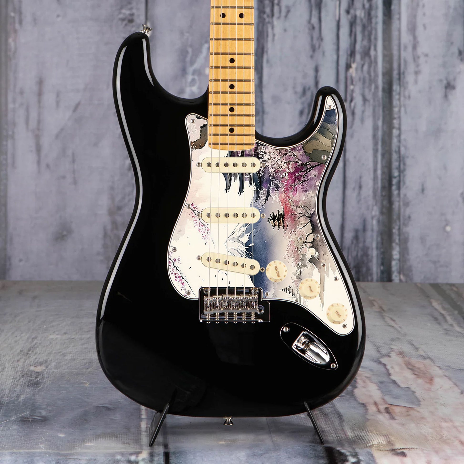 Egyedi Fender Stratocaster gitár koptató cseresznyevirágzó fákkal, hagyományos pagodákkal és hófödte hegycsúccsal a háttérben