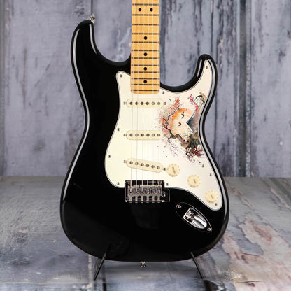 Egyedi Fender Stratocaster gitár koptató ívelt cseresznyefával, távoli hegycsúccsal és naplementében repülő madarakkal