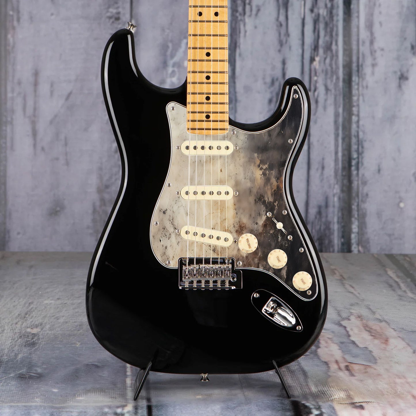 Egyedi Fender Stratocaster gitár koptató füstös hatású textúrával, bézs és fekete árnyalatokkal, valamint finom rozsdafoltokkal