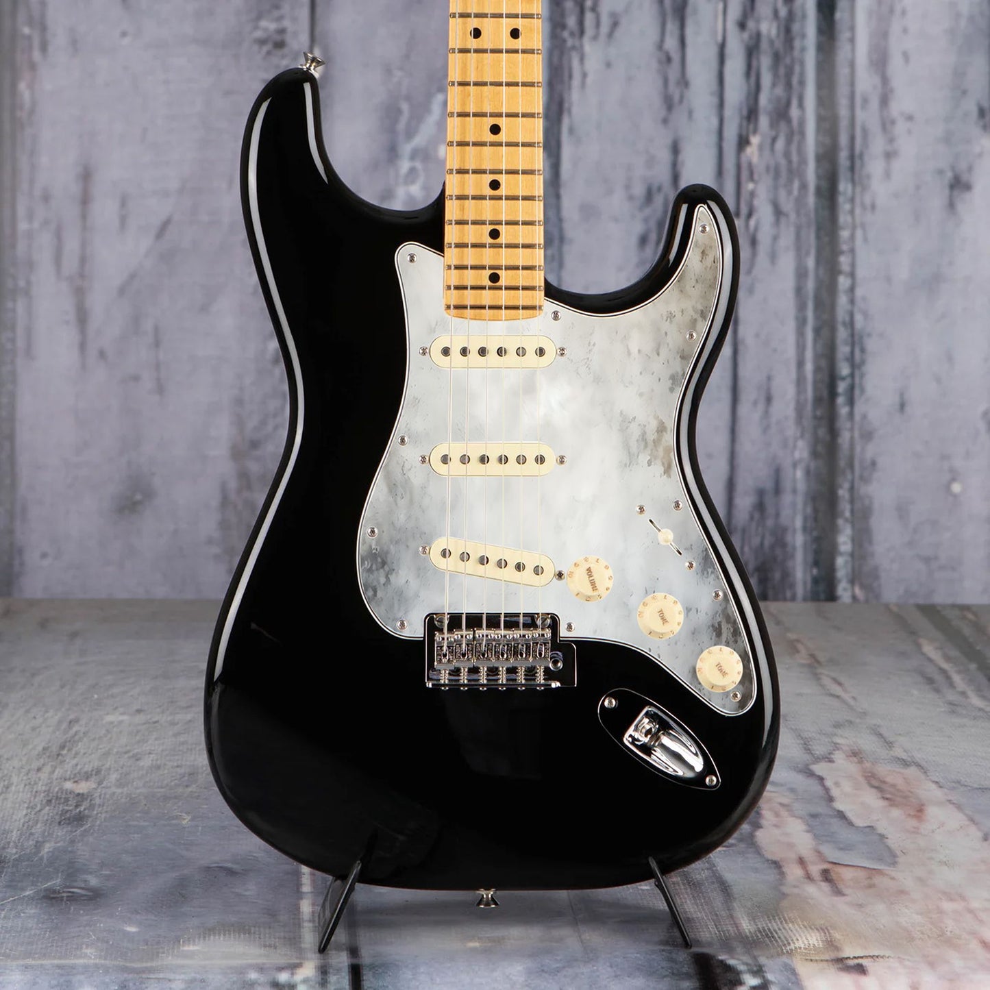 Egyedi Fender Stratocaster gitár koptató matt szürke felülettel, finom füstös textúrával és enyhe oxidált foltokkal