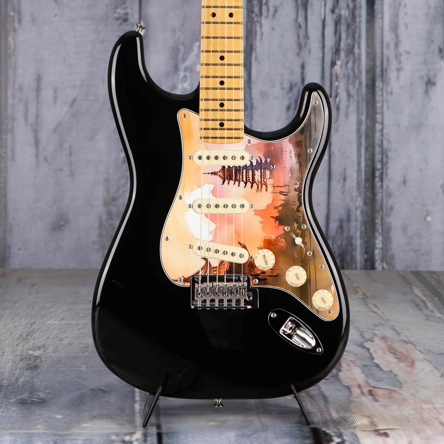 Egyedi Fender Stratocaster gitár koptató naplemente árnyalataival, hagyományos pagodákkal és hegyvonulatokkal a háttérben