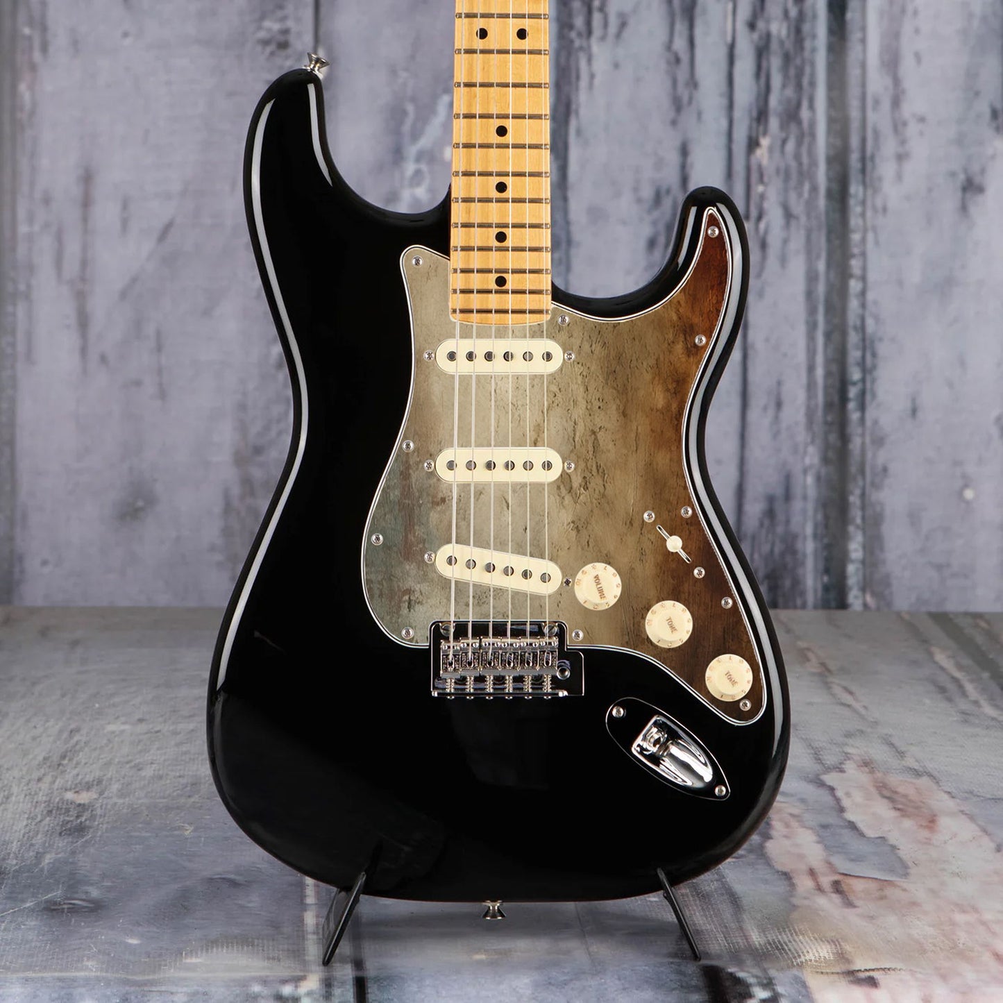 Egyedi Fender Stratocaster gitár koptató antik bronz textúrával, sötét patinás árnyalatokkal és mély rozsdafoltokkal