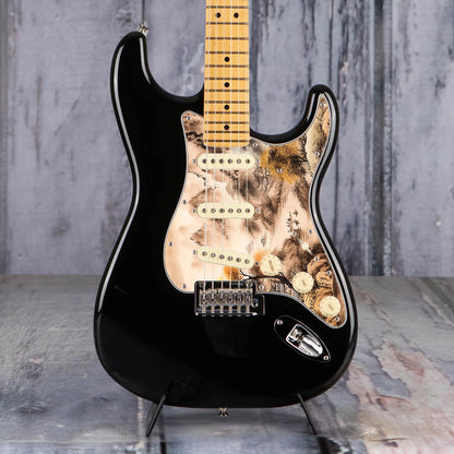 Egyedi Fender Stratocaster gitár koptató tradicionális tájképpel, narancssárga lombú fával, hegyekkel és folyón evező csónakokkal