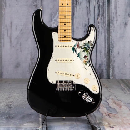 Egyedi Fender Stratocaster gitár koptató hegyekkel, tóparti pagodával és színes lombú fákkal a nyugodt tájban