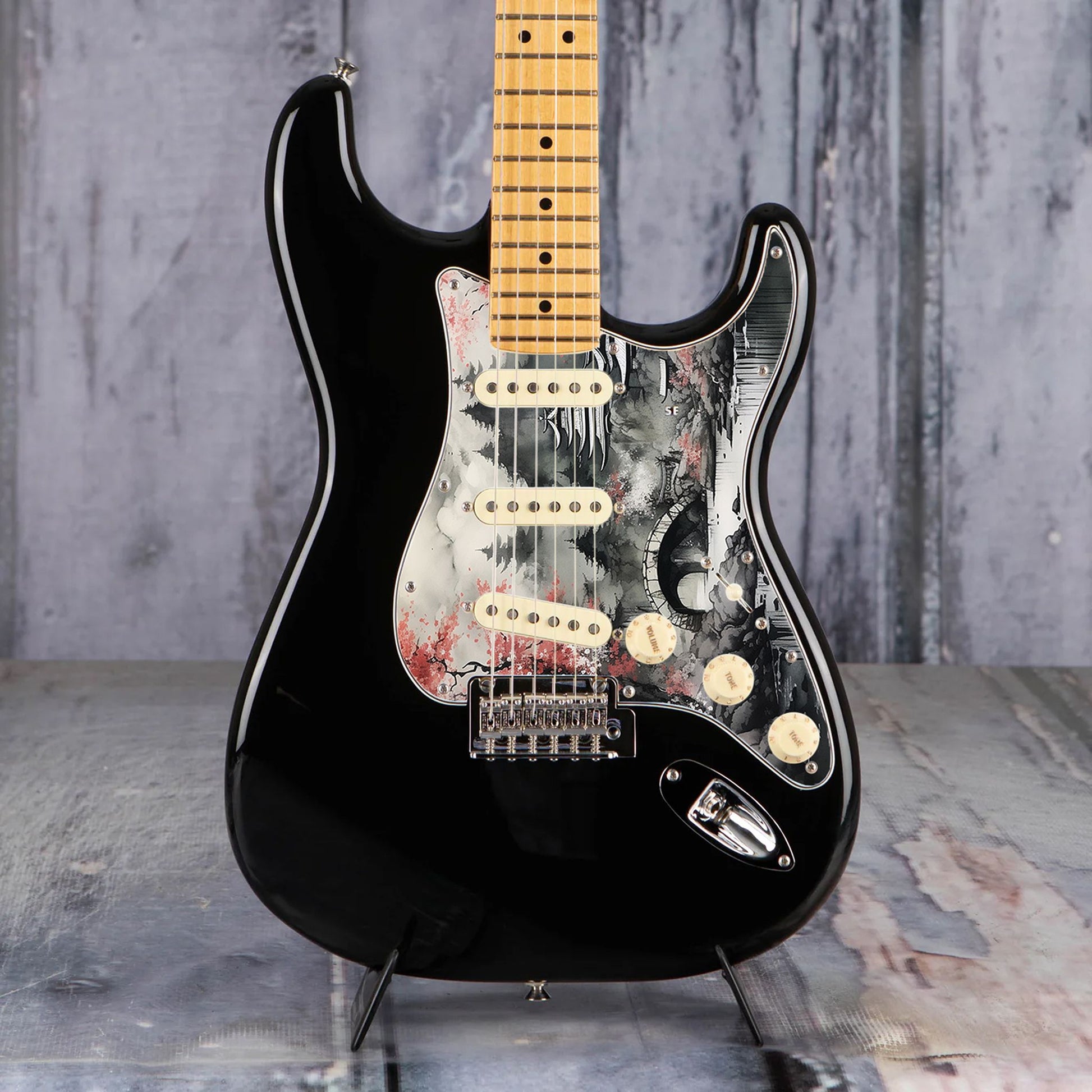 Egyedi Fender Stratocaster gitár koptató japán cseresznyefával, kőhíddal és hegyekkel a ködös tájban