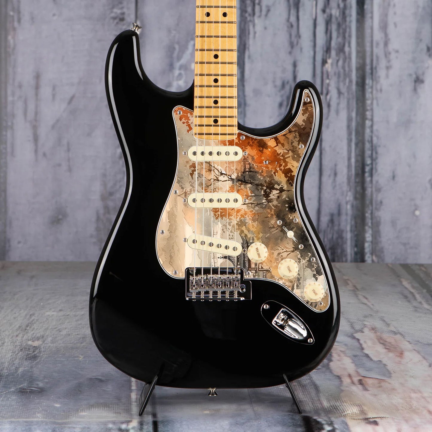 Egyedi Fender Stratocaster gitár koptató őszi színekben pompázó fákkal, hagyományos pagodákkal és ködbe burkolózó hegyekkel