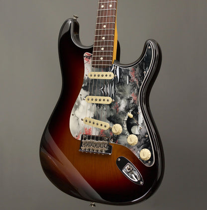 Egyedi Fender Stratocaster gitár koptató japán cseresznyefával, kőhíddal és hegyekkel a ködös tájban